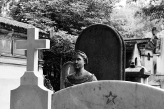 Creepy-head-in-graveyard-BnW