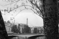 Eiffel-tower-and-woman-below-BnW