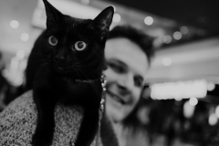 moggy-on-shoulder-BnW